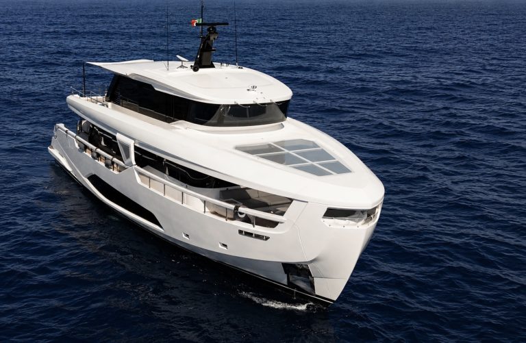 Ferretti Infynito 90