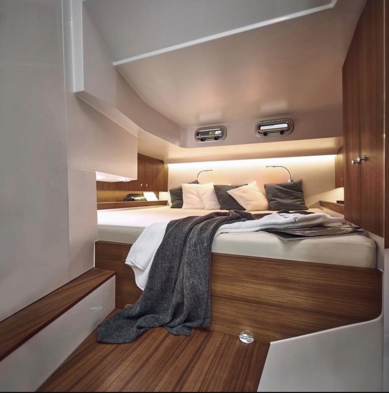 Yachtma Frauscher 1414 Demon bed