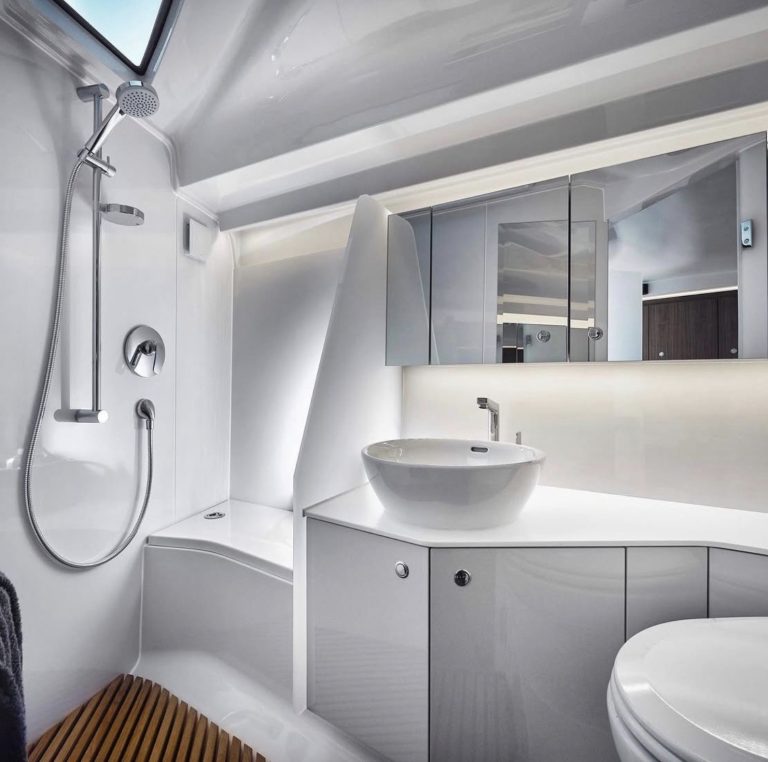 Yachtma Frauscher 1414 Demon shower room